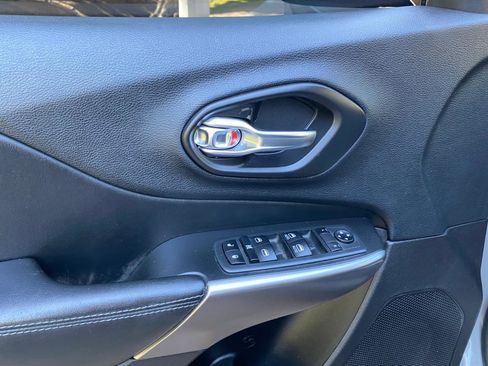 Used 2020 Jeep Cherokee Latitude Plus FWD image 29