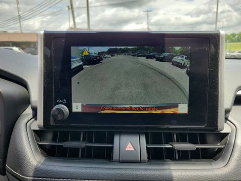 Used 2025 Toyota RAV4 XLE AWD/4WD image 13