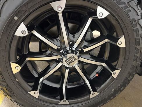 Used 2019 Toyota Tacoma TRD Sport AWD/4WD image 10