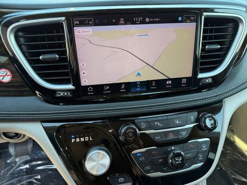 Certified 2023 Chrysler Pacifica Limited image 33