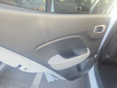 Certified 2022 Hyundai Venue SEL image 9