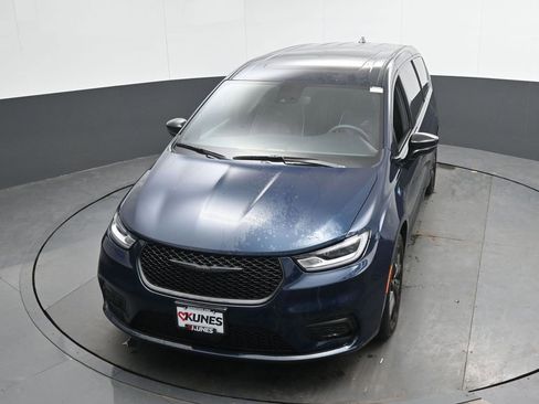 Used 2023 Chrysler Pacifica Limited w/ S Appearance Package FWD image 33
