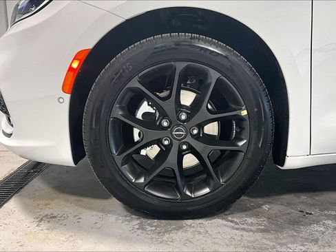 New 2026 Chrysler Pacifica Limited w/ S Appearance Package image 39