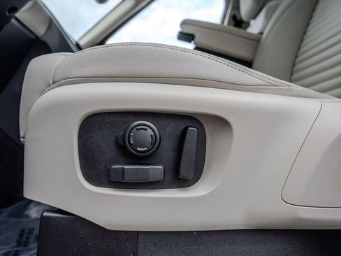 Used 2023 Land Rover Discovery S AWD/4WD image 17