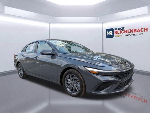 Used 2024 Hyundai Elantra SEL image 2