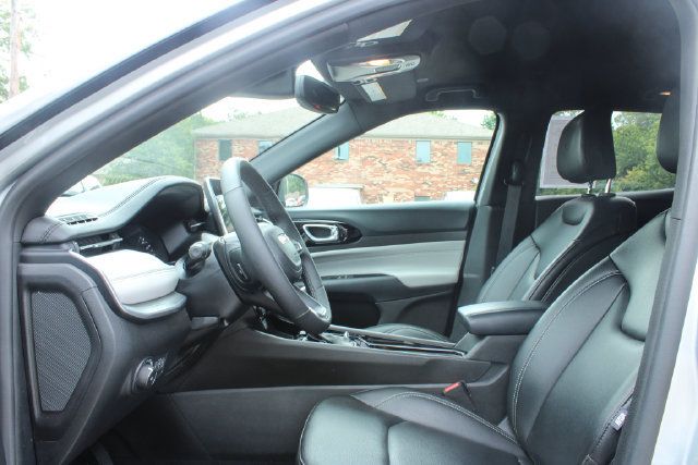 Used 2025 Jeep Compass Limited AWD/4WD image 12