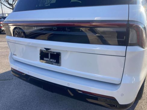New 2025 Lincoln Navigator Reserve AWD/4WD image 4