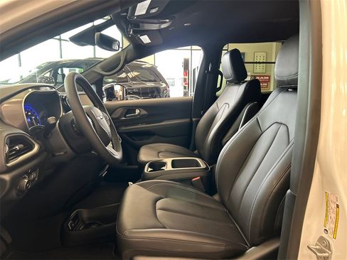 New 2025 Chrysler Pacifica Select image 15