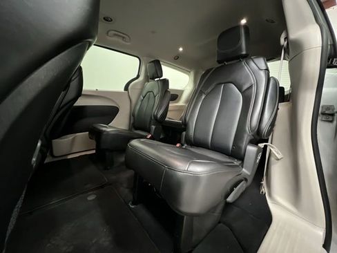 Used 2024 Chrysler Pacifica Touring-L image 23