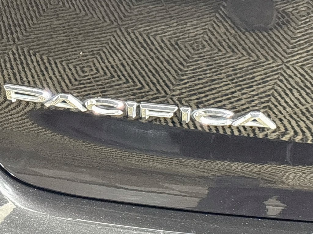 Used 2023 Chrysler Pacifica Touring-L FWD image 22