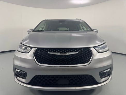 Used 2021 Chrysler Pacifica Touring-L w/ Uconnect Theater Family Group AWD/4WD image 2