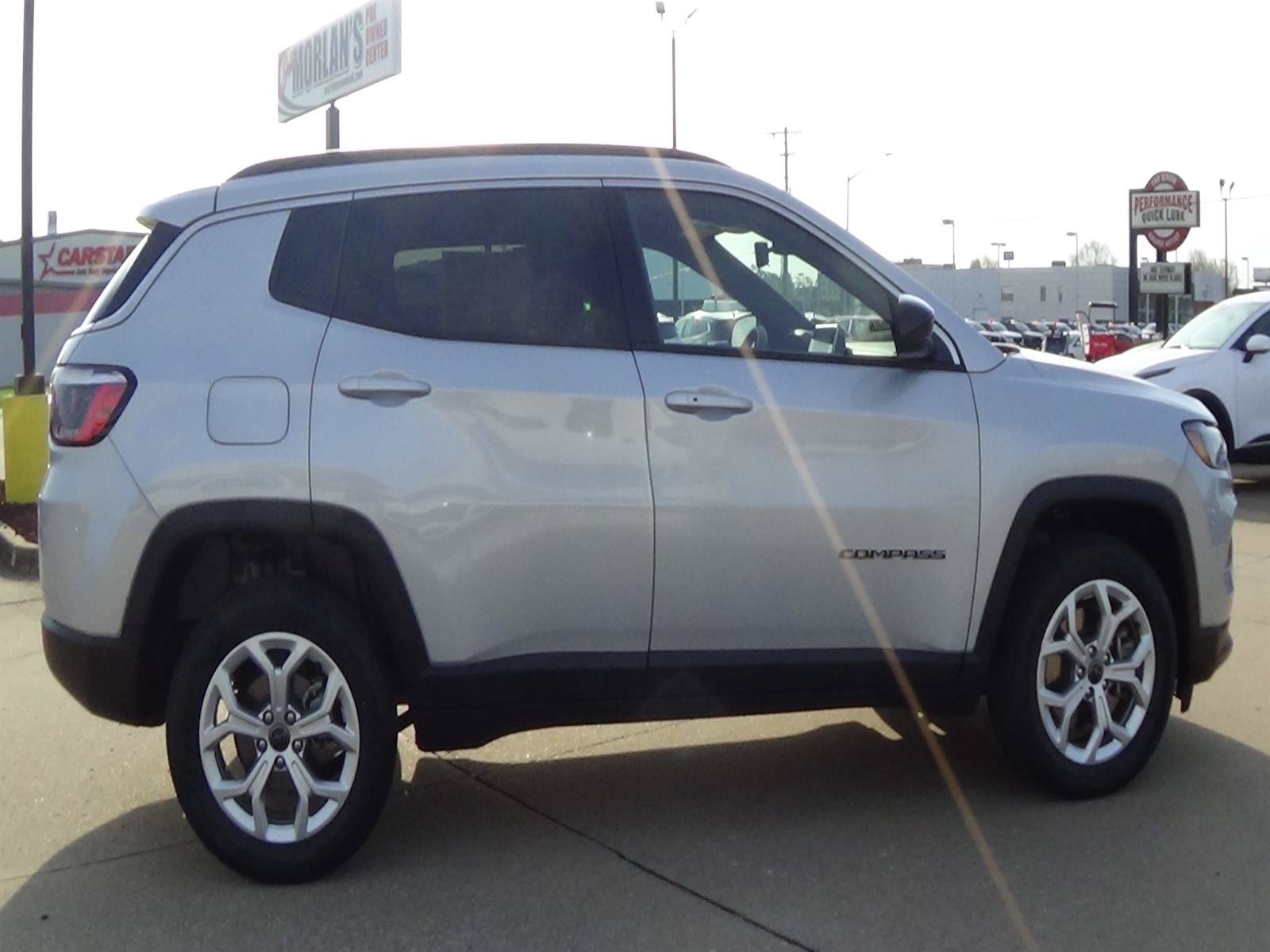 Certified 2025 Jeep Compass Latitude AWD/4WD image 5