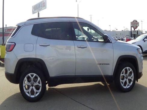 Certified 2025 Jeep Compass Latitude AWD/4WD image 5