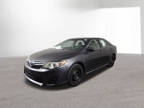 Used 2014 Toyota Camry LE image 2