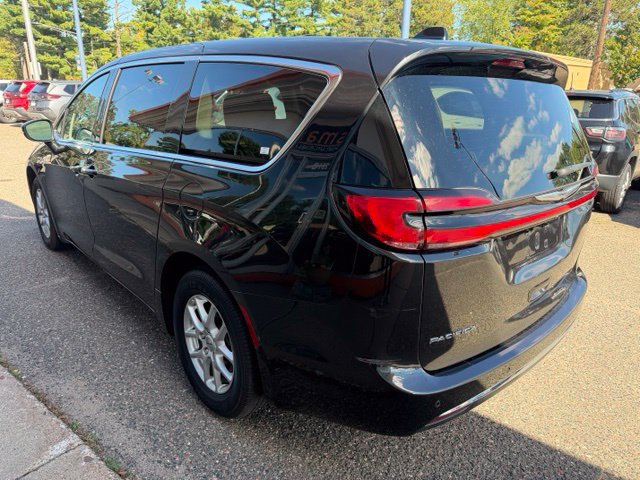 Used 2023 Chrysler Pacifica Touring-L FWD image 5