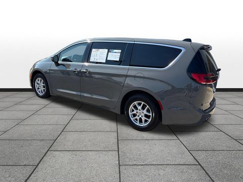 Used 2023 Chrysler Pacifica Touring-L FWD image 3
