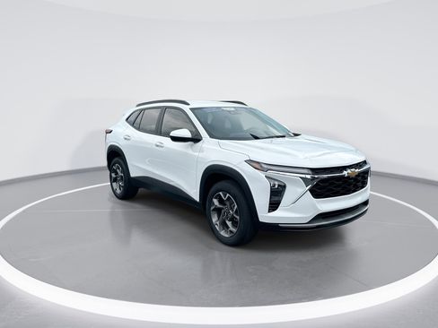 Used 2025 Chevrolet Trax LT w/ Driver Confidence Package FWD image 2