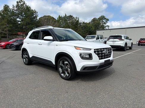 Used 2024 Hyundai Venue SEL FWD image 4