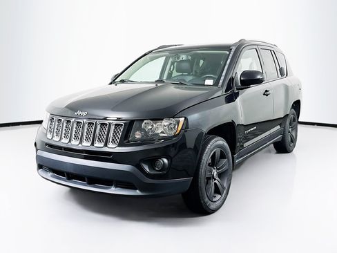 Used 2017 Jeep Compass Latitude FWD image 3