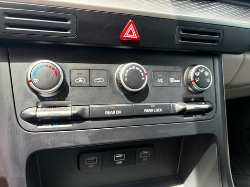 Used 2024 Kia Carnival LX FWD image 19