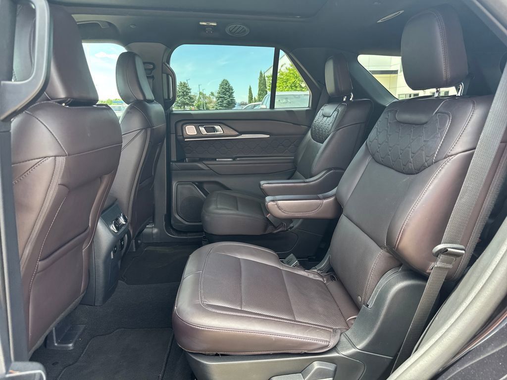 Used 2025 Ford Explorer Platinum w/ LUX Leather Package AWD/4WD image 33