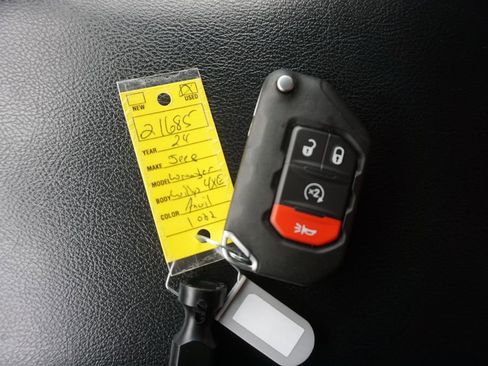 Used 2024 Jeep Wrangler Unlimited AWD/4WD image 29