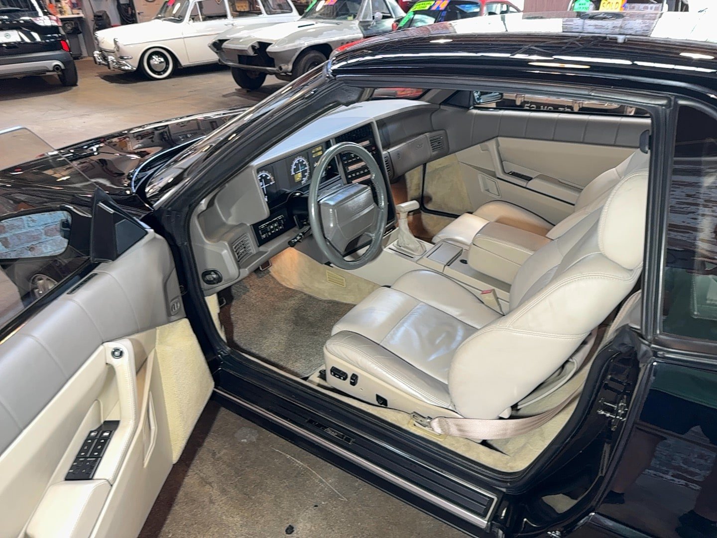 Used 1993 Cadillac Allante FWD image 16