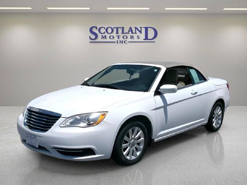 Used 2013 Chrysler 200 Touring FWD image 2