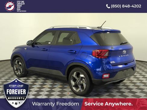 Used 2023 Hyundai Venue SEL FWD image 4