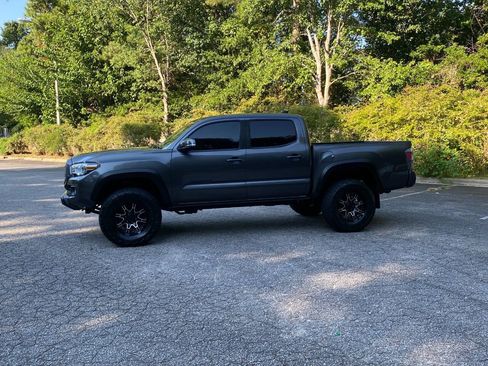 Used 2020 Toyota Tacoma TRD Off-Road w/ Technology Package AWD/4WD image 5