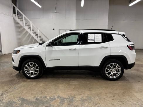 Used 2022 Jeep Compass Latitude w/ Sun and Sound Group AWD/4WD image 4