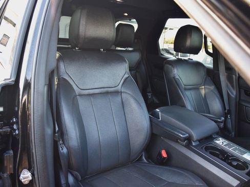 Used 2019 Land Rover Discovery SE image 16