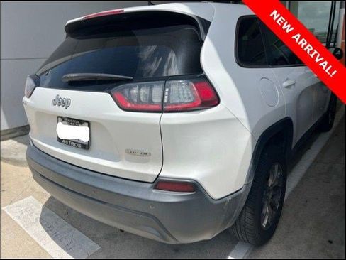 Used 2019 Jeep Cherokee Latitude Plus FWD image 2