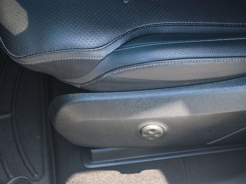 Used 2024 Mercedes-Benz GLC 300 4MATIC image 23