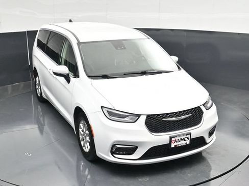 Certified 2023 Chrysler Pacifica Touring-L FWD image 52