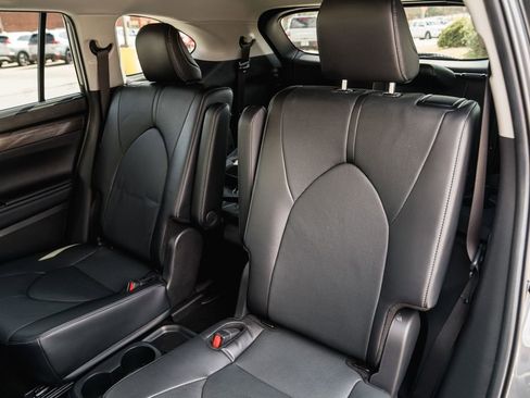 Used 2024 Toyota Highlander Limited image 28