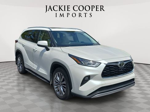 Used 2021 Toyota Highlander Platinum AWD/4WD image 3