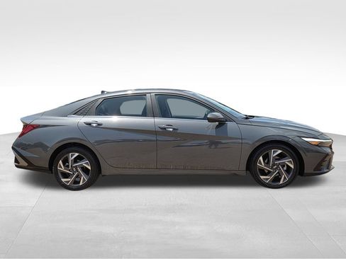 Used 2025 Hyundai Elantra SEL FWD image 5