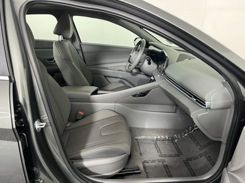 Used 2025 Hyundai Elantra SEL image 17
