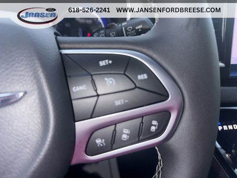 Used 2025 Chrysler Pacifica Select FWD image 18