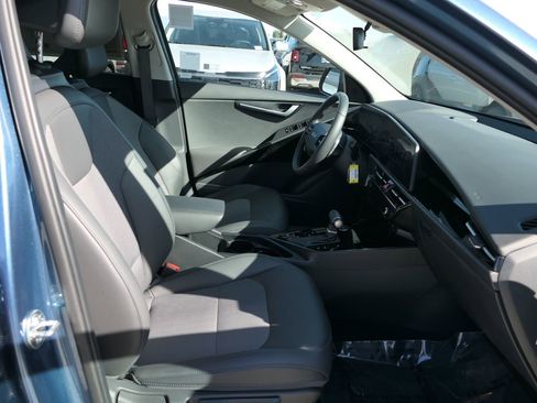 Used 2025 Kia Niro EX image 26