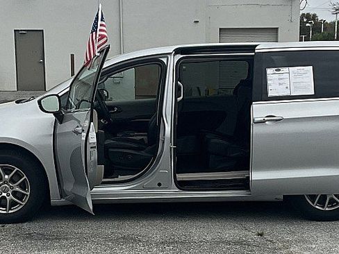 Used 2024 Chrysler Pacifica Touring-L image 8