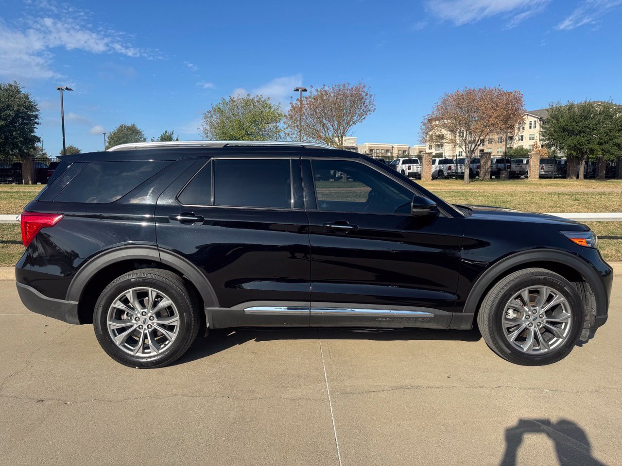 Used 2022 Ford Explorer Limited w/ Equipment Group 301A AWD/4WD image 3