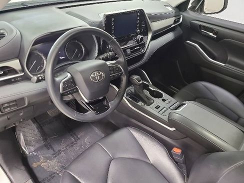 Used 2021 Toyota Highlander XLE AWD/4WD image 27