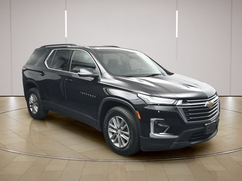 Used 2023 Chevrolet Traverse LT FWD image 1