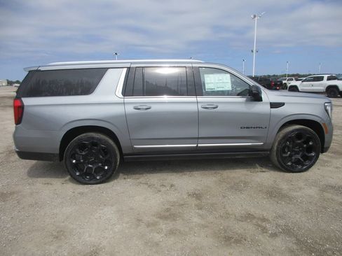 New 2026 GMC Yukon XL Denali w/ Denali Reserve Package AWD/4WD image 3
