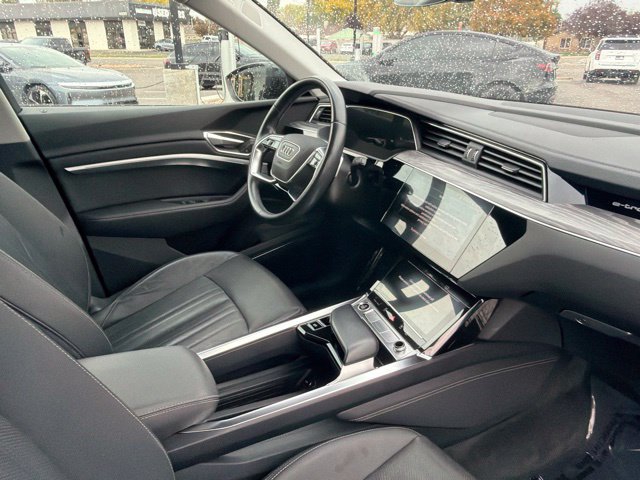Used 2023 Audi e-tron Premium Plus w/ Premium Plus Package AWD/4WD image 12
