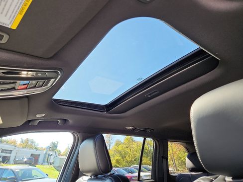 New 2025 Jeep Grand Cherokee Altitude image 10