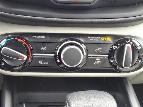 Used 2025 Kia Soul LX image 30