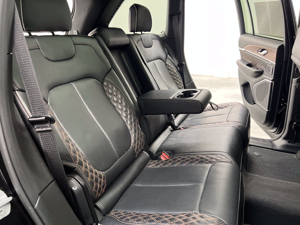Used 2025 Jeep Grand Cherokee Summit w/ Obsidian Package AWD/4WD image 23